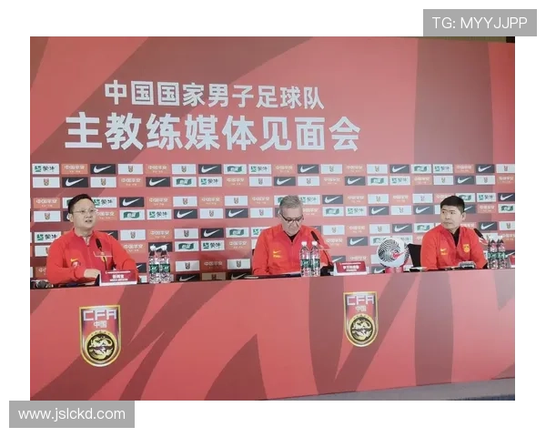 国足新帅携新战术亮相 全国球迷期待重回亚洲强队行列 国足新帅携新战术亮相 全国球迷期待重回亚洲强队行列
