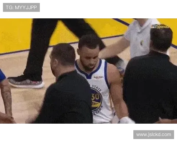 最新NBA动态:詹姆斯领衔湖人迎战勇士 库里复出状态火热助力球队奋勇前行 最新NBA动态:詹姆斯领衔湖人迎战勇士 库里复出状态火热助力球队奋勇前行