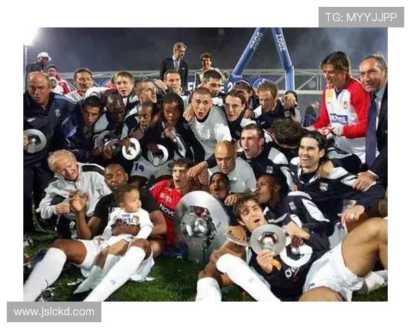 里昂俱乐部迎来新主帅球队阵容调整期待新赛季突破